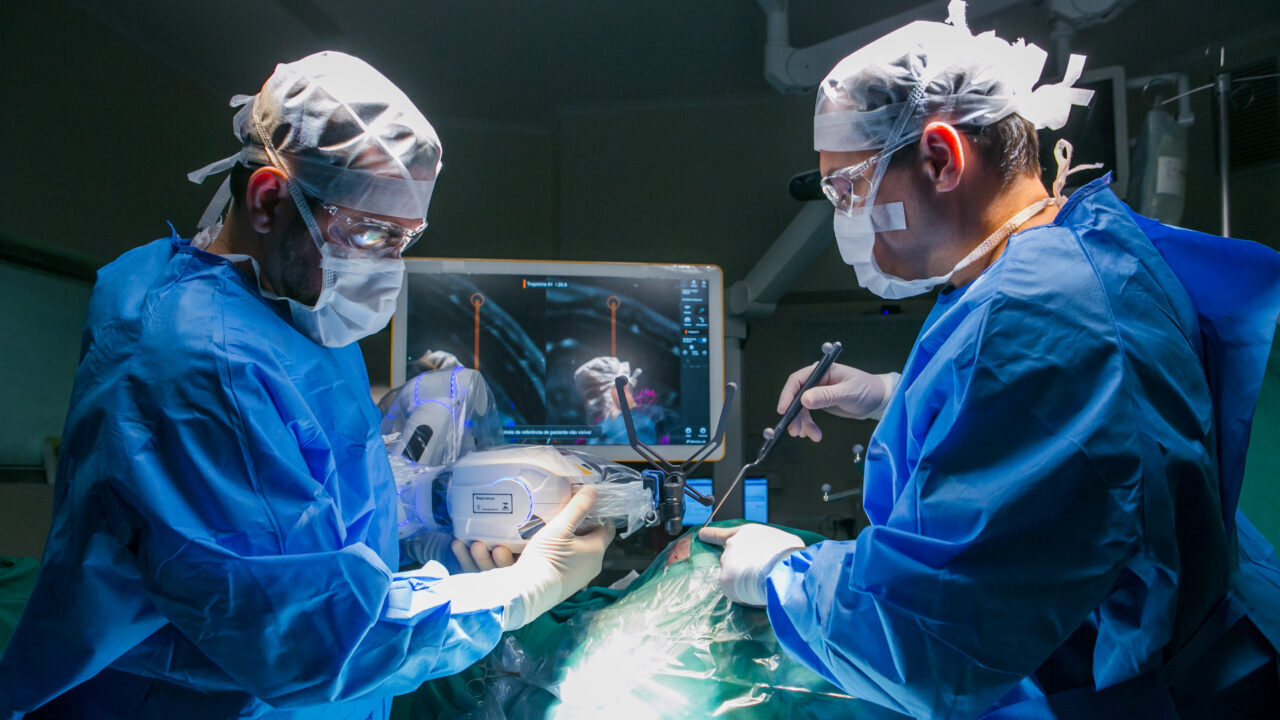 Hospital Moinhos de Vento realiza primeira cirurgia cerebral com uso de robô