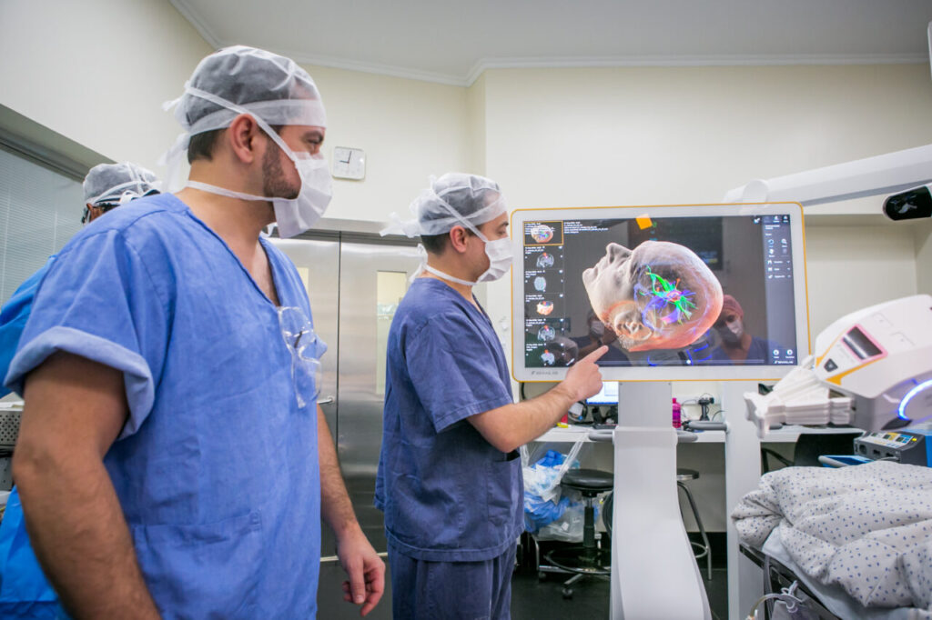 Hospital Moinhos de Vento realiza primeira cirurgia cerebral com uso de robô 2