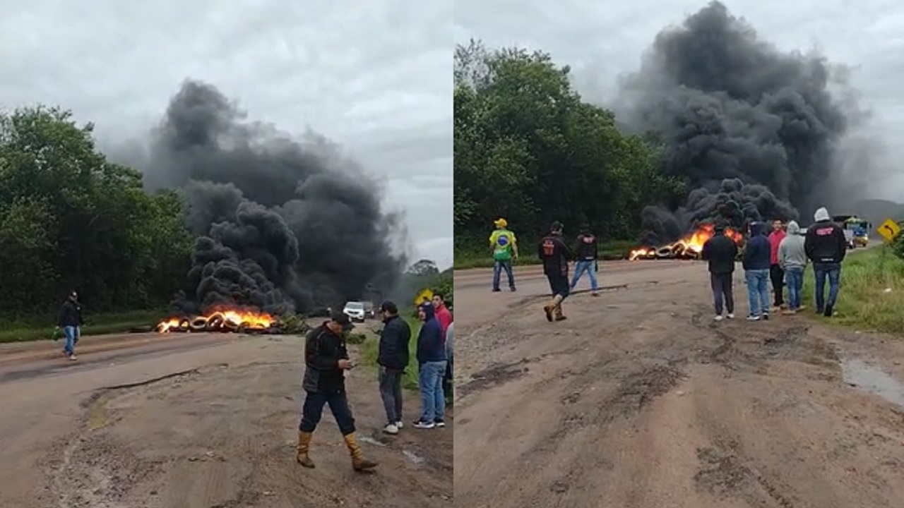 Manifestantes bolsonaristas bloqueiam BR-116 na Esquina de Tapes