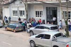 Pais e alunos do interior realizam manifestação em frente a Prefeitura de Camaquã