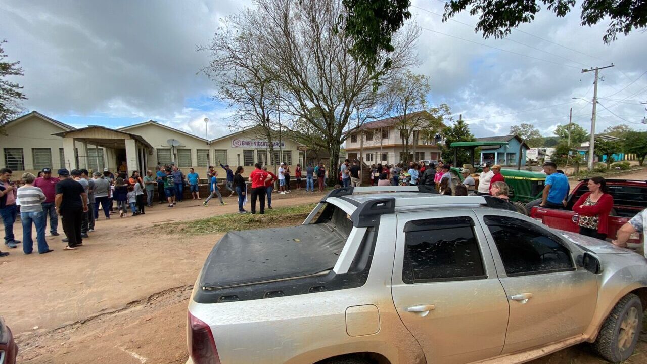 Pais e alunos protestam contra fechamento de escola do Bonito, no interior de Camaquã