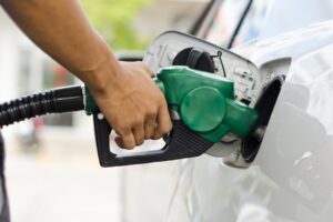 Preço da gasolina nos postos volta a subir em todo o Brasil após 15 semanas