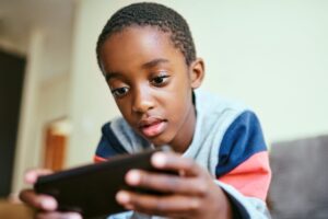 Projeto proíbe redes sociais para menores de 12 anos e veda recompensa em games