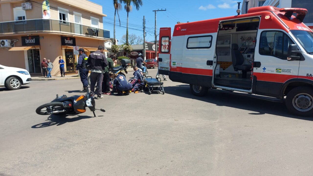 Casal foge após colidir contra motocicleta no Centro em Camaquã