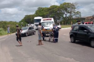 Acidente com carro deixa motociclista ferida em trevo da BR-116, em Camaquã