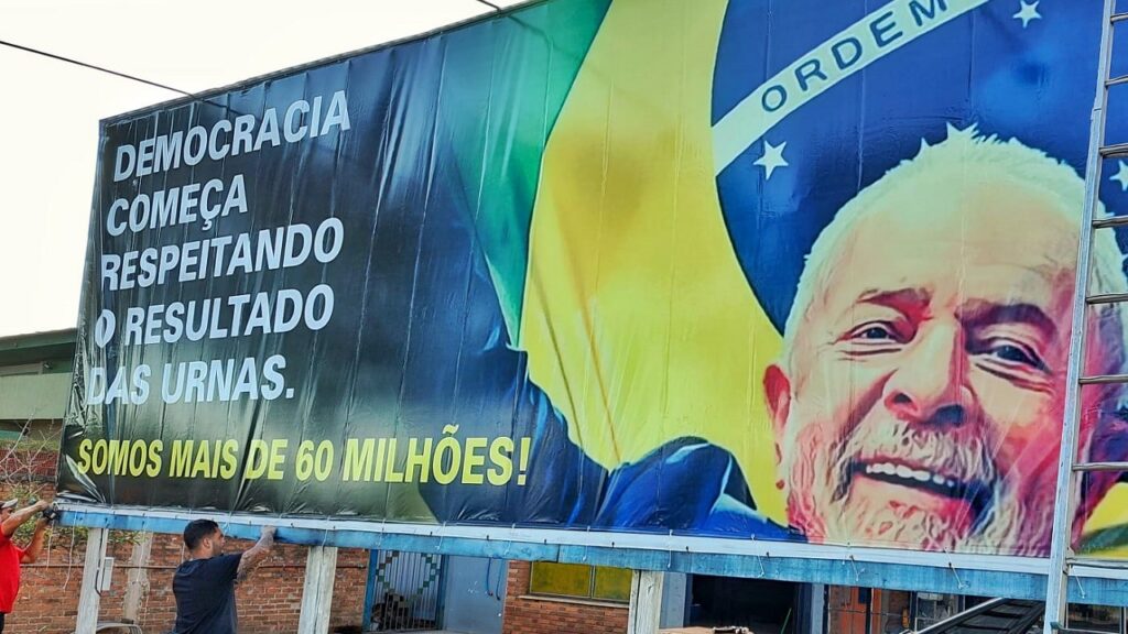 Apoiadores de Lula instalam outdoor na entrada de Camaquã (1)