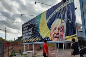 Apoiadores de Lula instalam outdoor na entrada de Camaquã (2)