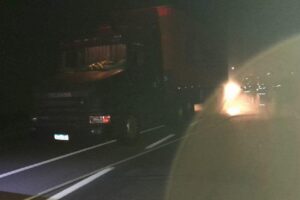 Bombeiros controlam incêndio em caminhão na BR-116, em Tapes