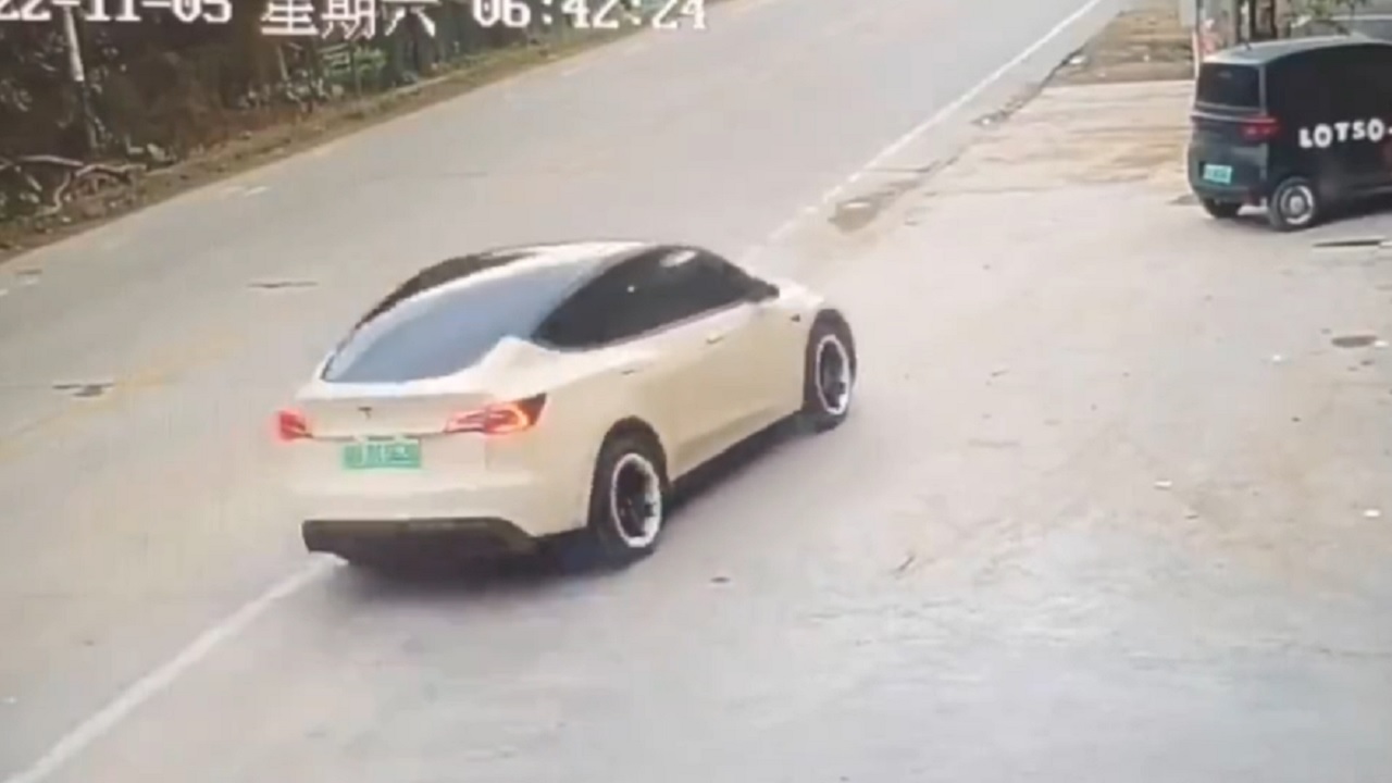 Carro automático Tesla apresenta pane no sistema e mata duas pessoas na China