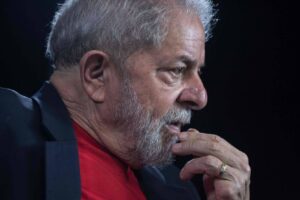 Lula realiza cirurgia para retirada de lesão na laringe