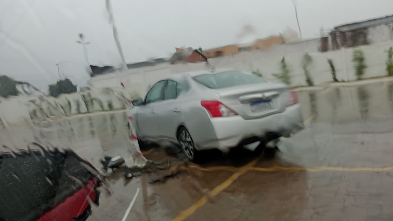 Motorista se envolve em acidente dentro de estacionamento de supermercado em Camaquã