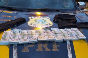 PRF prende mulher com 100 mil dólares escondidos junto ao corpo