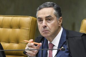 Senadores entram com pedido de impeachment de Luis Roberto Barroso