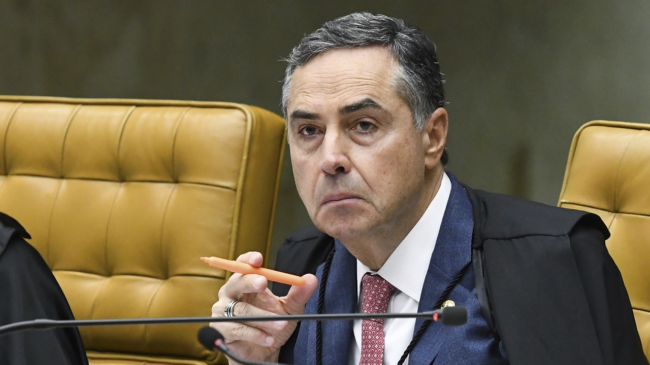 Senadores entram com pedido de impeachment de Luis Roberto Barroso