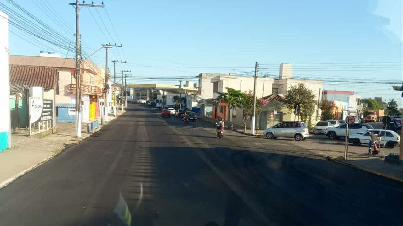 Avenidas asfaltadas de Camaquã recebem sinalização horizontal