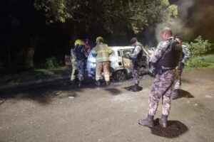 Duas pessoas são encontradas mortas em carro incendiado na zona norte de Porto Alegre