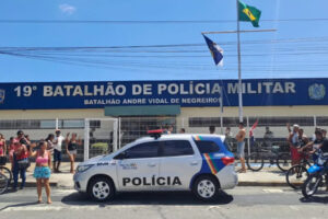 Policial mata esposa grávida e atira contra colegas no Recife