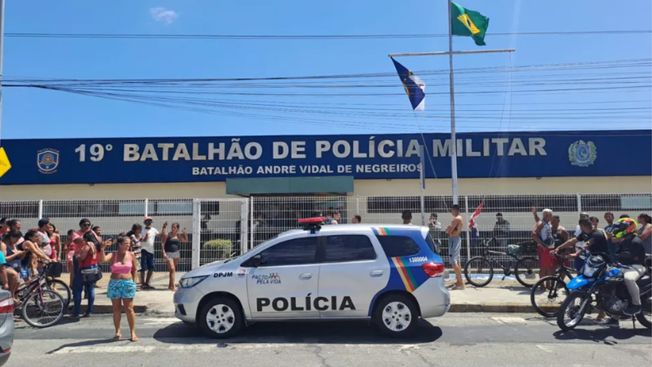 Policial mata esposa grávida e atira contra colegas no Recife