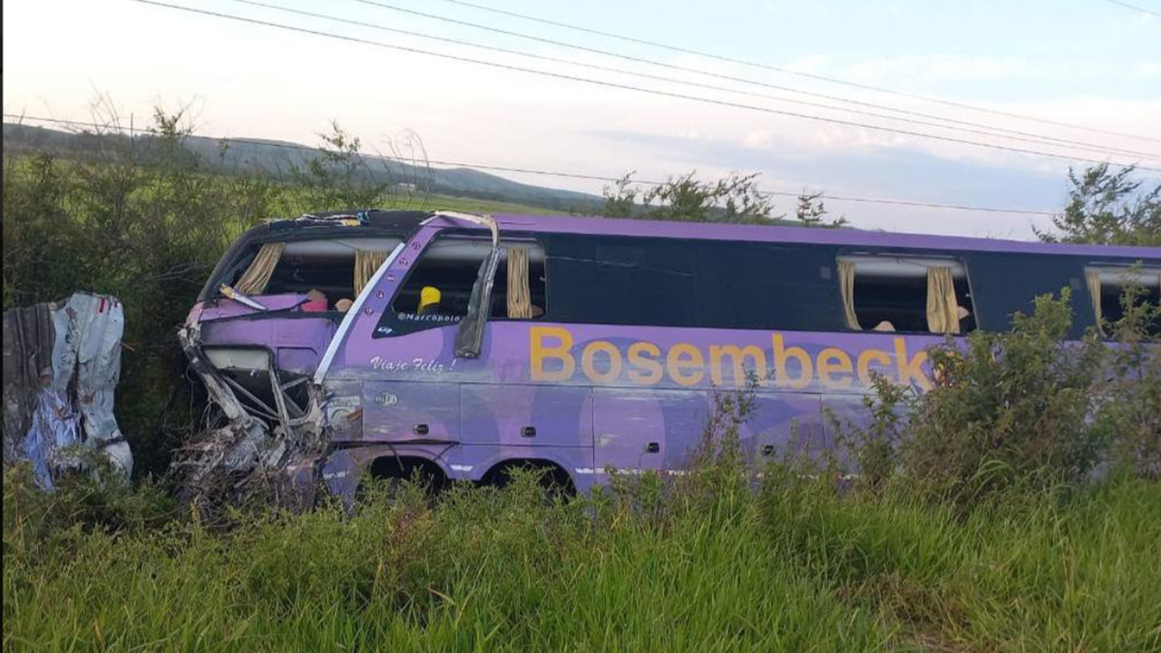 Acidente entre caminhão e ônibus deixa quatro feridos na BR-290, em Eldorado do Sul