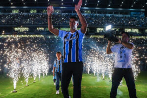 Luis Suárez promete gols e tentar ganhar títulos na apresentação no Grêmio