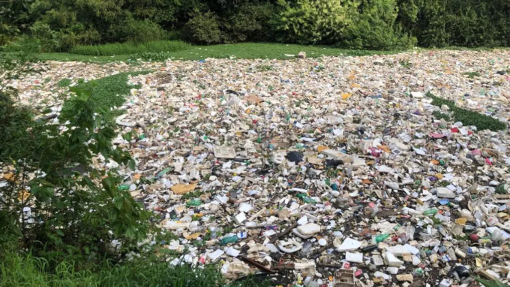 Moradores de Cachoeirinha denunciam descarte irregular de lixo no Rio Gravataí; veja imagens