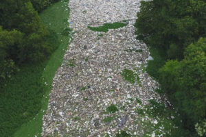 Moradores de Cachoeirinha denunciam descarte irregular de lixo no Rio Gravataí; veja imagens