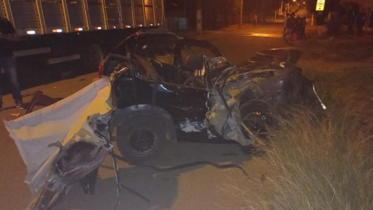 Motorista morre após colisão entre carro e caminhão em São Gabriel