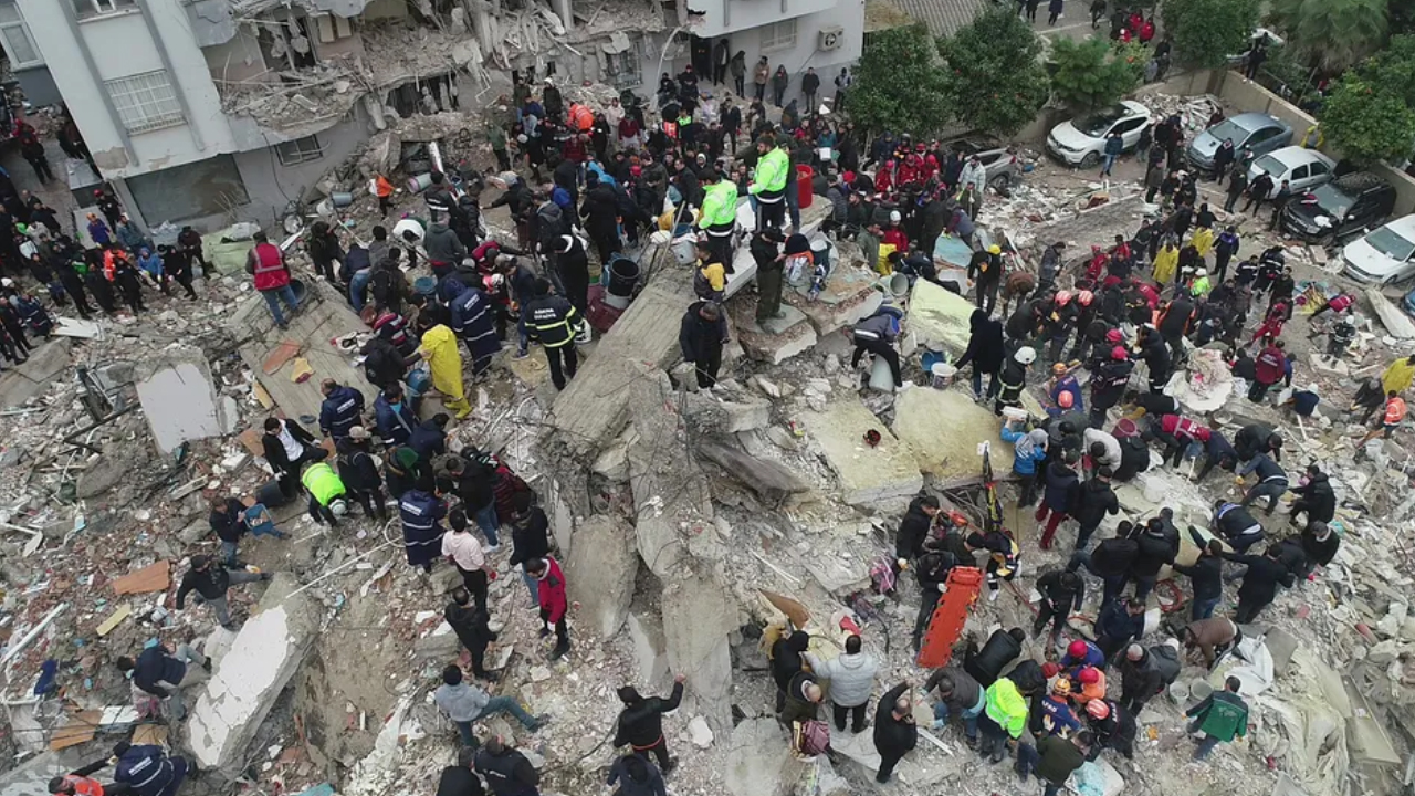 Turquia e Síria aguardam ajuda internacional após terremotos que mataram quase 5.000 pessoas