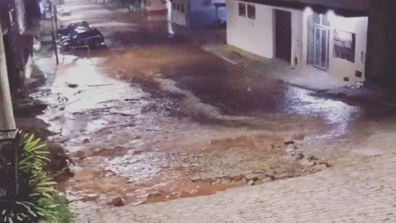Adutora da Corsan rompe na lomba da delegacia e deixa 15 bairros sem água em Camaquã