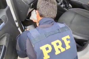 A prisão ocorreu na manhã desta quarta-feira (21) pela Polícia Rodoviária Federal. Ao todo, foram apreendidos três quilos de drogas durante a abordagem.
