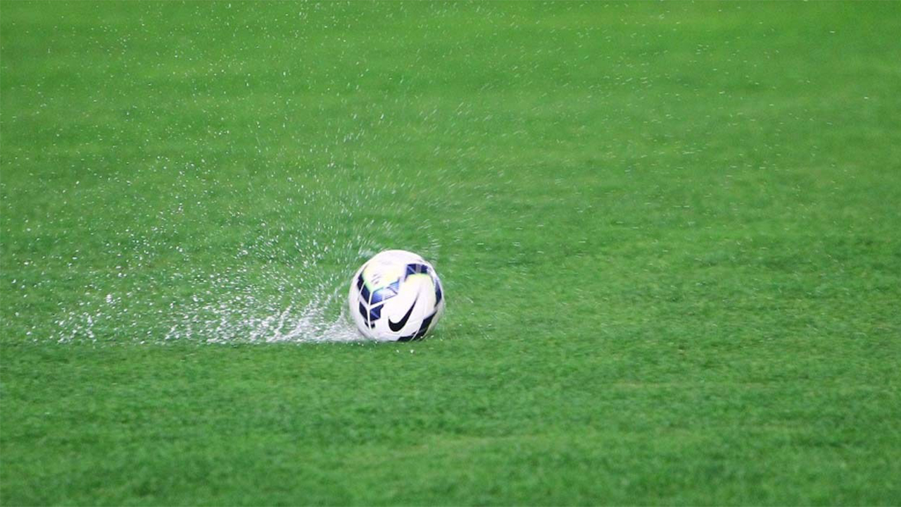 futebol com chuva