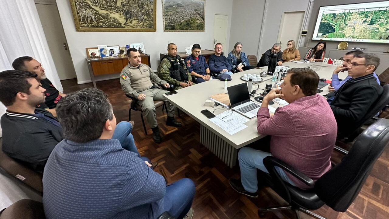 Reunião de crise uniu Prefeitura, Bombeiros, Brigada Militar, Defesa Civil e Jeepeiros.